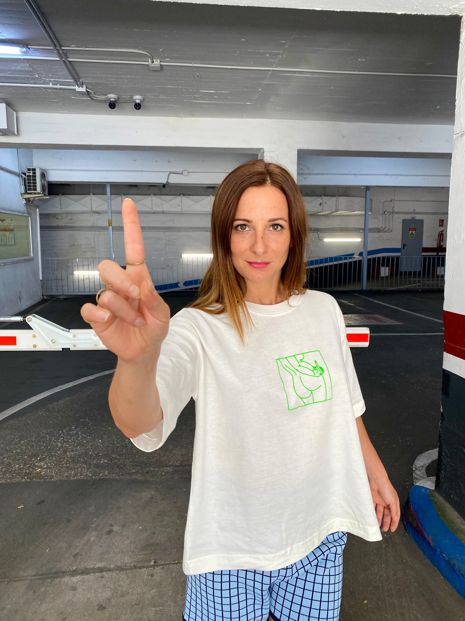 CROP MIDDLE FINGER T-SHIRT